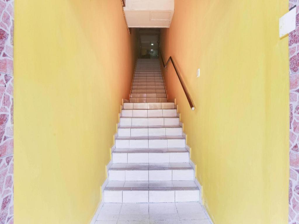 Oyo 89406 Lucky Budget Hotel Nilai Eksteriør billede