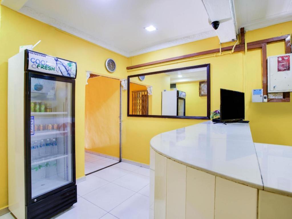 Oyo 89406 Lucky Budget Hotel Nilai Eksteriør billede