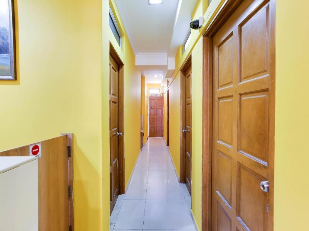 Oyo 89406 Lucky Budget Hotel Nilai Eksteriør billede