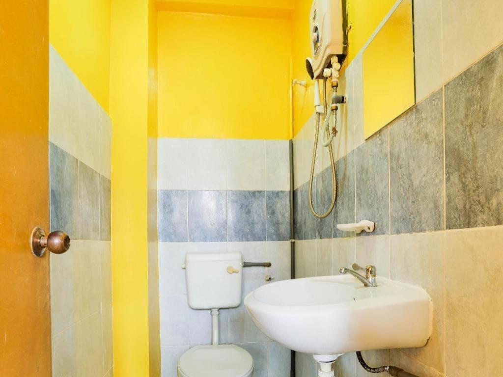 Oyo 89406 Lucky Budget Hotel Nilai Eksteriør billede